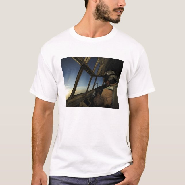 Ein C-130 Hercules Pilot scannt den Horizont T-Shirt (Vorderseite)