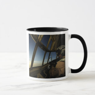 Ein C-130 Hercules Pilot scannt den Horizont Tasse
