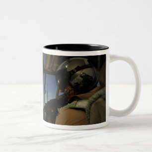 Ein C-130 Hercules Pilot scannt den Horizont Zweifarbige Tasse
