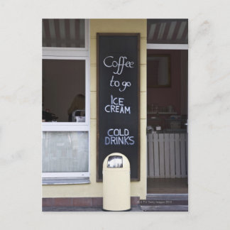 ein Café mit Kaffee zum Mitnehmen Postkarte