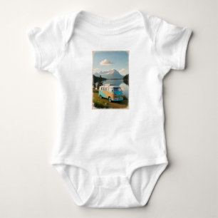 Ein Camping-Van, parkt von einem See mit Reflektio Baby Strampler