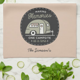 Ein Campingplatz in einem Personalisierten Camping Geschirrtuch