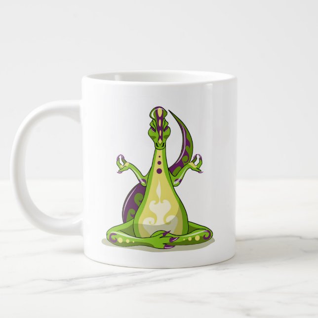 Ein Cartoon Iguanodon Dinosaurier, der Yoga macht. Jumbo-Tasse (Links)