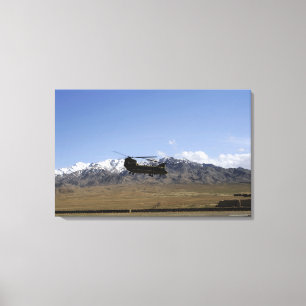 Ein CH-47 Chinook entfernt sich Leinwanddruck