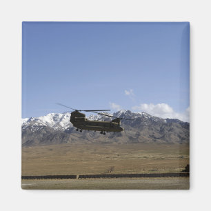 Ein CH-47 Chinook entfernt sich Magnet
