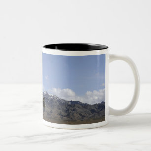 Ein CH-47 Chinook entfernt sich Zweifarbige Tasse