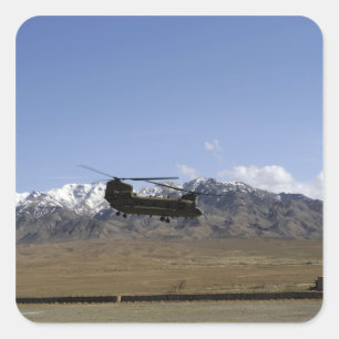 Ein CH-47 Chinook startet Quadratischer Aufkleber