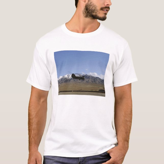 Ein CH-47 Chinook startet T-Shirt (Vorderseite)