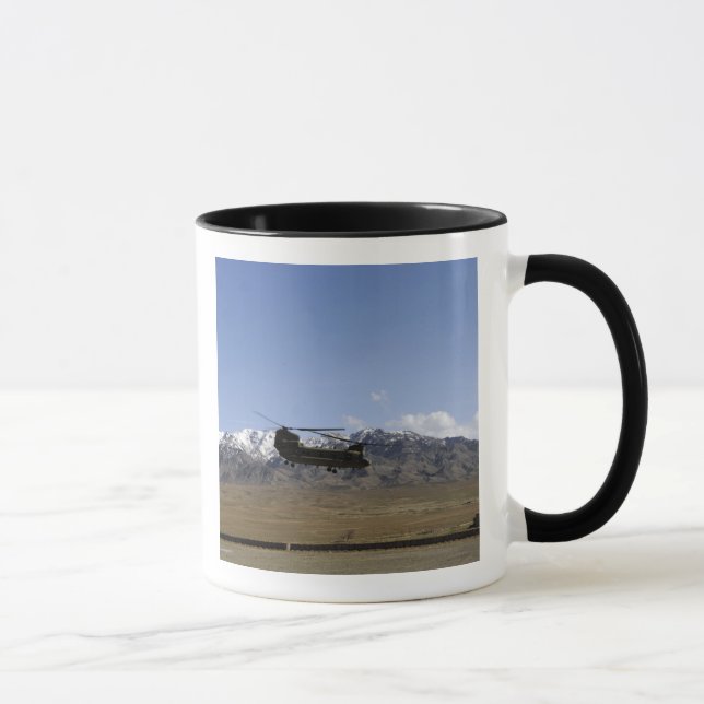 Ein CH-47 Chinook startet Tasse (Rechts)