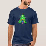 Ein Chanukkah und ein Weihnachten T-Shirt<br><div class="desc">Chanukka und Weihnachten ist zusammen für Familien zwischen Glaubensrichtungenperfekt,  die beide Feiertage feiern. Aufmachung eines chanukah menorah vor einem Weihnachtsbaum,  der den Geist der Feiertage herausbringt.</div>