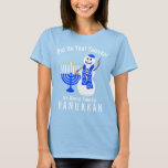 Ein ChanukkaSnowman niedlich an gesetzt Ihrem T-Shirt<br><div class="desc">An gesetzt Ihrem Yamuka, ist es fast Zeit für CHANUKKA! Dieses lustige Feiertagst-shirt kennzeichnet meinen niedlichen Snowman, der in einem Davidsstern Schal gekleidet werden und koordinierenYamuka im königlichen Blau mit einem zusammenpassenden menorah mit weißen Kerzen. Meine Originalvorlage und lustiger Text macht diesen T - Shirt einen Spaßzusatz zu Ihrem Festival...</div>
