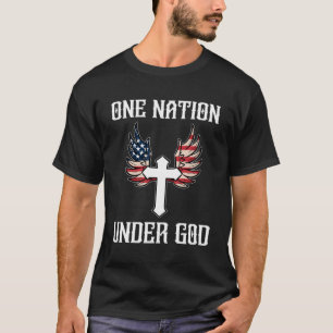 Ein Christliches Kreuz unter Gottes amerikanischer T-Shirt