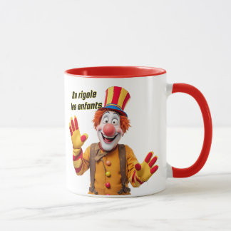 Ein Clown in der Show bringt die Kinder zum Lachen Tasse