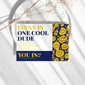 Ein Cooler Typ glücklich Gesicht Junge ersten Gebu Einladung