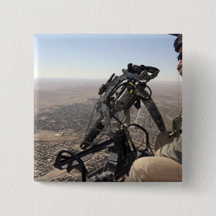 Ein Crewleiter sucht nach misstrauischer Tätigkei Button