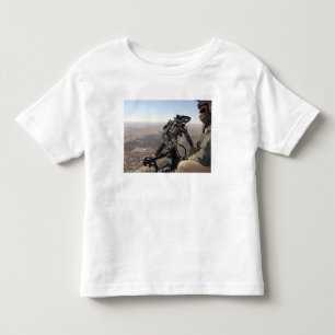 Ein Crewleiter sucht nach misstrauischer Tätigkei Kleinkind T-shirt