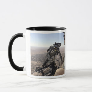 Ein Crewleiter sucht nach misstrauischer Tätigkei Tasse