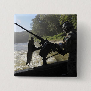 Ein Crewman des Kampfschiffs Button