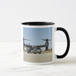 Ein CV-22 Osprey bereitet den Start vor Tasse
