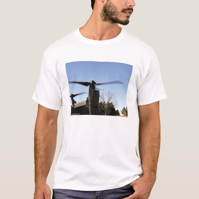 Ein CV-22 Osprey bereitet sich auf den Start vor T-Shirt (Vorderseite)