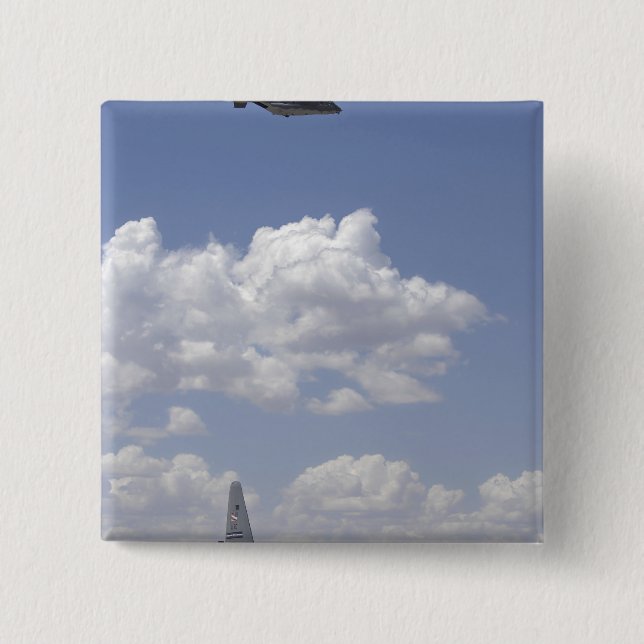 Ein CV-22 Osprey fliegt über einem C-130 Herkules Button (Vorderseite)