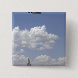 Ein CV-22 Osprey fliegt über einem C-130 Herkules Button