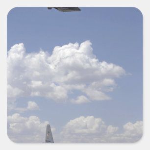 Ein CV-22 Osprey fliegt über einem C-130 Herkules Quadratischer Aufkleber