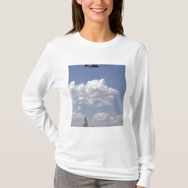 Ein CV-22 Osprey fliegt über einem C-130 Herkules T-Shirt (Vorderseite)