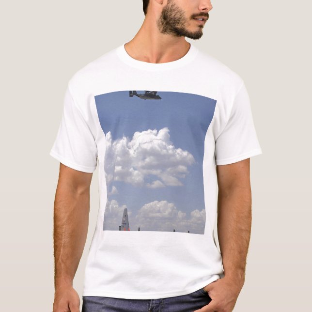 Ein CV-22 Osprey fliegt über einem C-130 Herkules T-Shirt (Vorderseite)