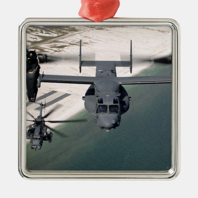 Ein CV-22 Osprey und ein MH-53 Pave Low Ornament Aus Metall (Vorne)