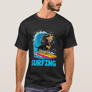 Ein Dackel Surft Surfer Meereswelle Paddel T-Shirt