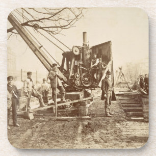 Ein Dampfkran in Kraft während des Gebäude von Getränkeuntersetzer