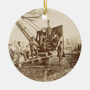 Ein Dampfkran in Kraft während des Gebäude von Keramikornament