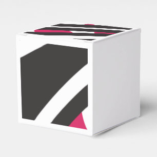 Ein dekoratives Paisley-Design mit lebhaftem Rot u Geschenkschachtel