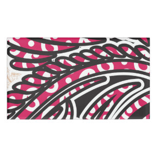 Ein dekoratives Paisley-Design mit lebhaftem Rot u Namenschild