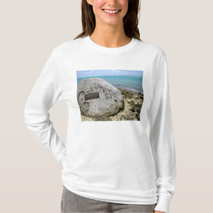 Ein Denkmal zu den Kriegsgefangen auf Wake Insel T-Shirt
