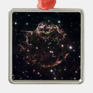 Ein detaillierter Blick auf die geschlagenen Überr Silbernes Ornament