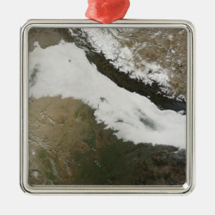 Ein dicker Ufer niedriger Wolken Ornament Aus Metall