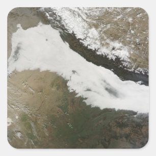 Ein dicker Ufer niedriger Wolken Quadratischer Aufkleber