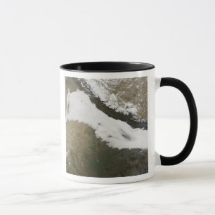 Ein dicker Ufer niedriger Wolken Tasse