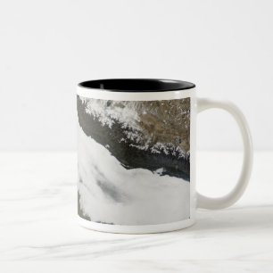 Ein dicker Ufer niedriger Wolken Zweifarbige Tasse