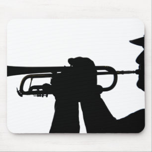 Ein Dienstmitglied spielt eine Melodie Mousepad