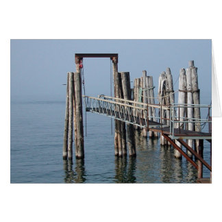 Ein Dock im Nebel