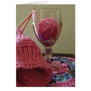 Ein Drink aus rosa Garn