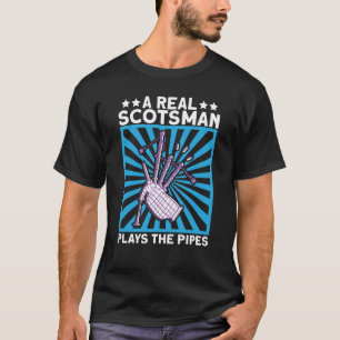 Ein echter Schotter spielt die Pipes Scottish and  T-Shirt