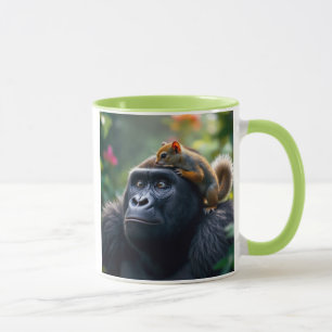 Ein Eichhörnchen klettert auf den Kopf eines Goril Tasse