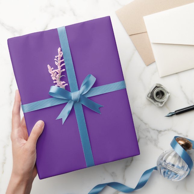 Ein einfaches violettes Hintergrundbild mit subtil Geschenkpapier (Schenken)