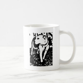 Ein einfarbiges Mischzucht Pitbull Hündchen Kaffeetasse