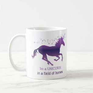Ein Einhorn in einem Feld für Pferdespass in lila  Kaffeetasse