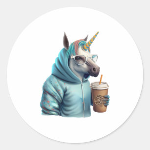 Ein Einhorn mit einer Kapuze trinkt einen Kaffee.  Runder Aufkleber